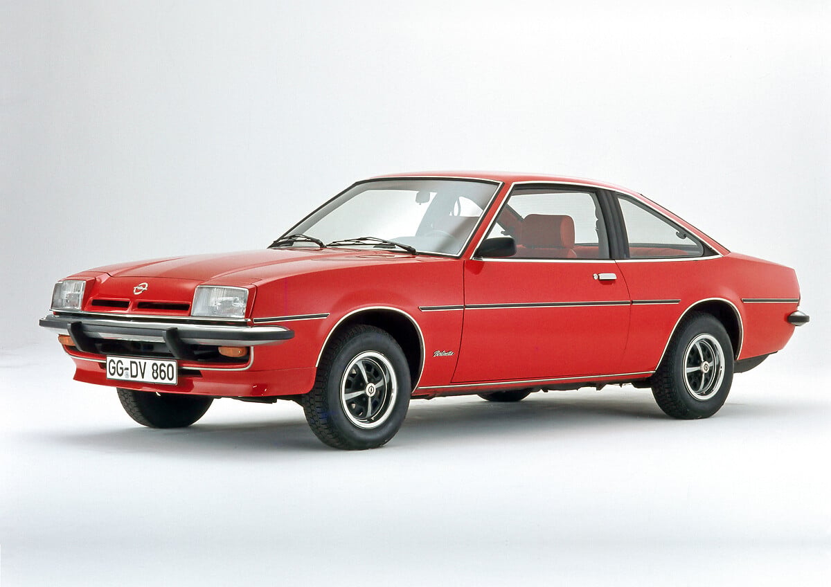 https://www.media.stellantis.com/pt-pt/opel/press/a-segunda-geracao-de-dois-dos-favoritos-do-publico-50-anos-do-opel-ascona-b-e-manta-b Opel Manta B Berlinetta em vista dianteira de três quartos.