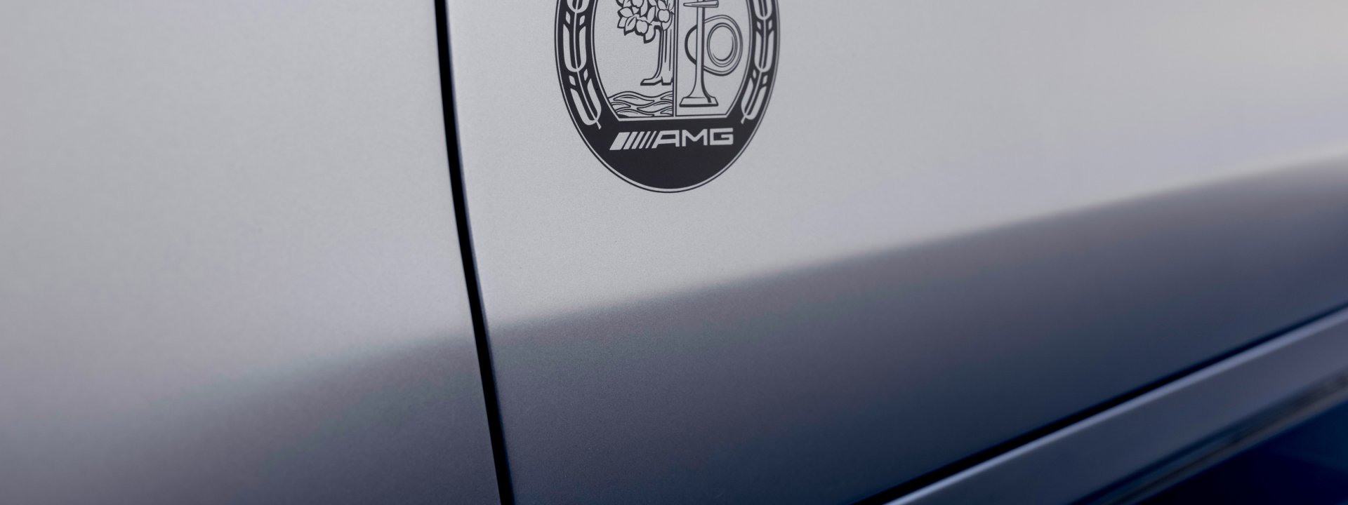 Emblema AMG aplicado na porta, detalhe oficial do contexto Spezialanfertigung e da identidade de manufatura do modelo