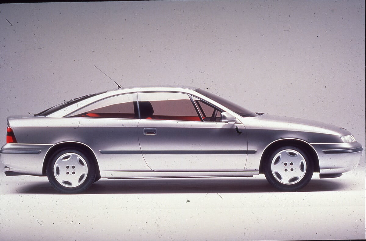 https://www.media.stellantis.com/it-it/opel/press/25-anni-di-opel-calibra Opel Calibra em vista lateral de perfil.