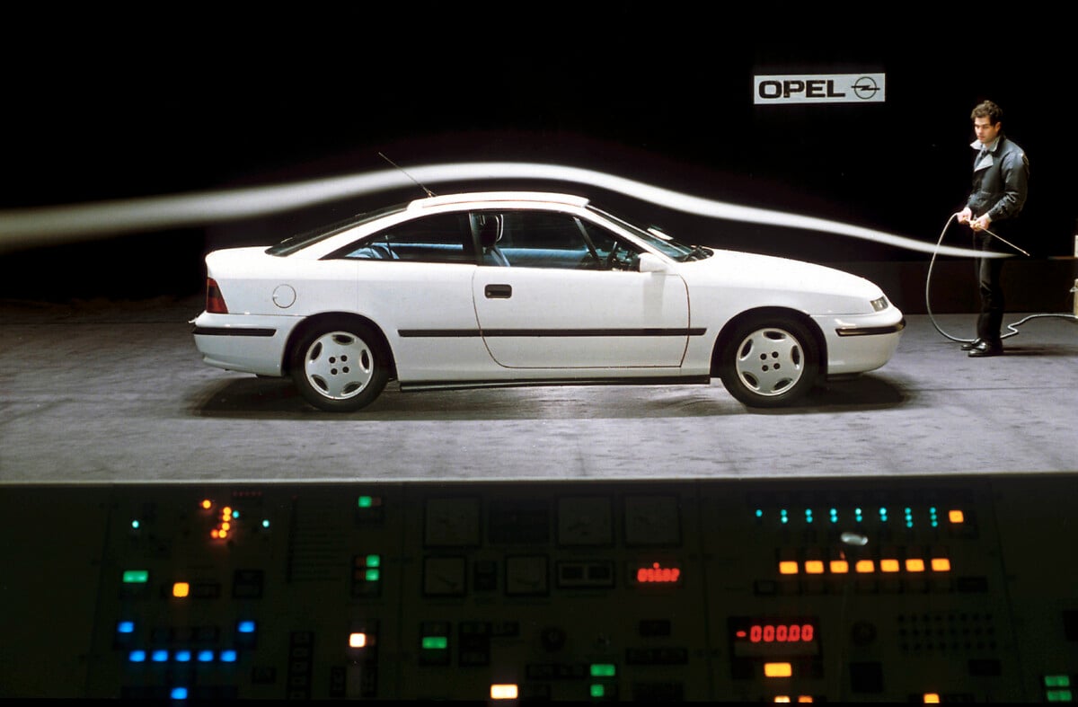 https://www.media.stellantis.com/it-it/opel/press/30-anni-di-opel-calibra Opel Calibra em ensaio no túnel de vento.