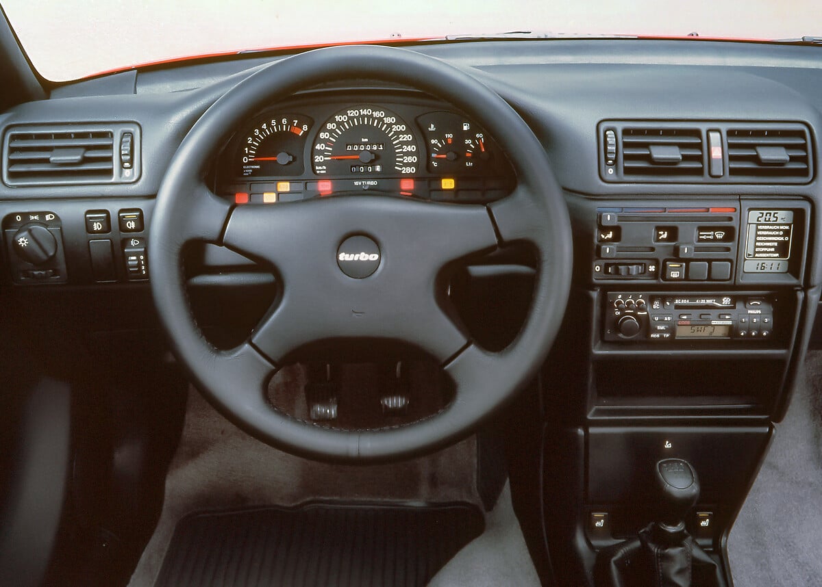 https://www.media.stellantis.com/it-it/opel/press/quando-opel-calibra-mise-il-turbo Habitáculo e painel de instrumentos do Opel Calibra Turbo 4x4.