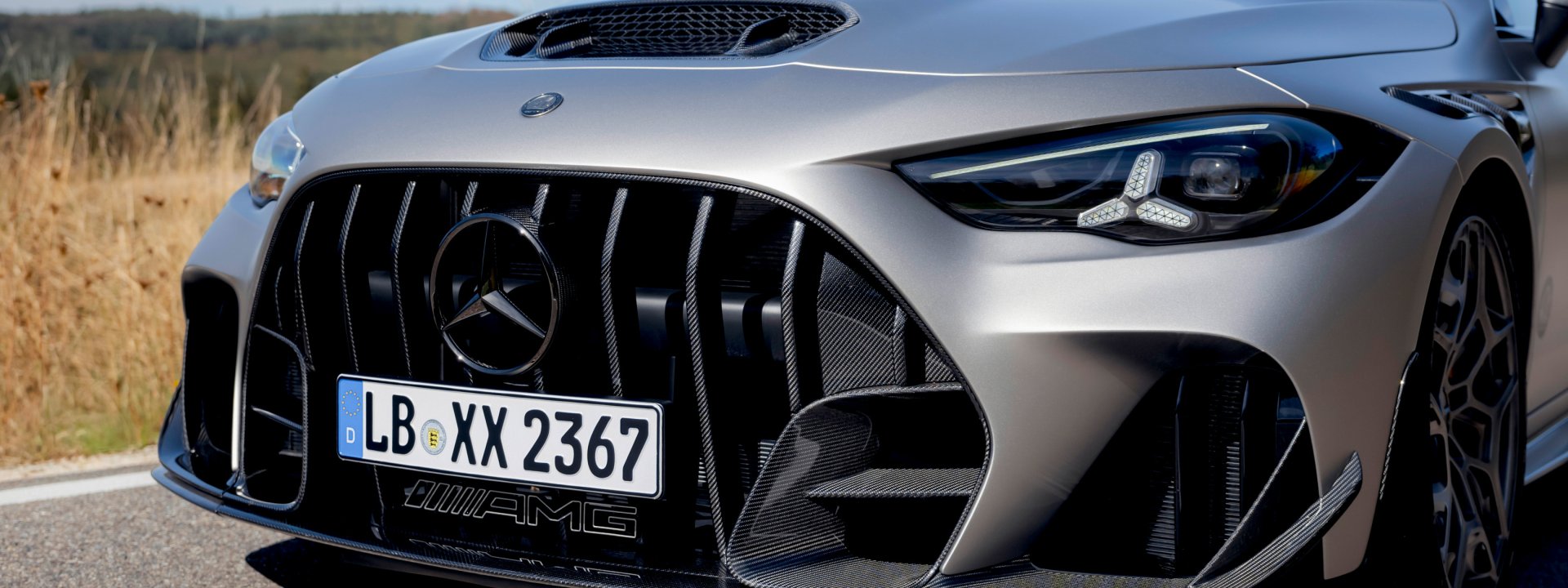 Detalhe da secção dianteira e do conjunto aerodinâmico frontal, que inclui o difusor regulável manualmente entre Street e Race
