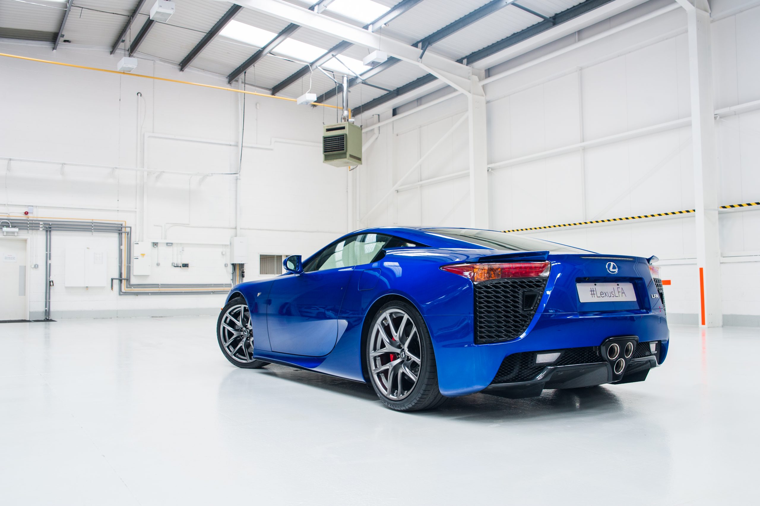 Traseira do Lexus LFA vista de três quartos