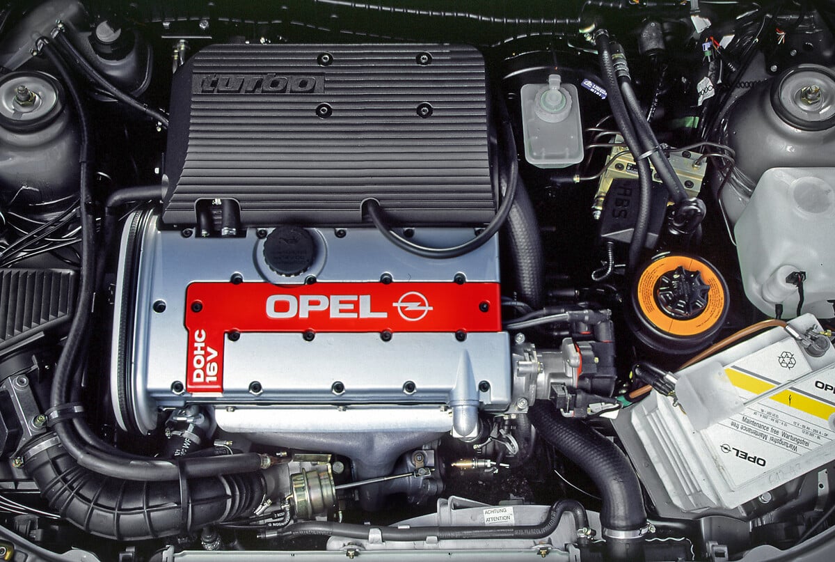 https://www.media.stellantis.com/it-it/opel/press/quando-opel-calibra-mise-il-turbo Compartimento do motor do Opel Calibra Turbo 4x4.