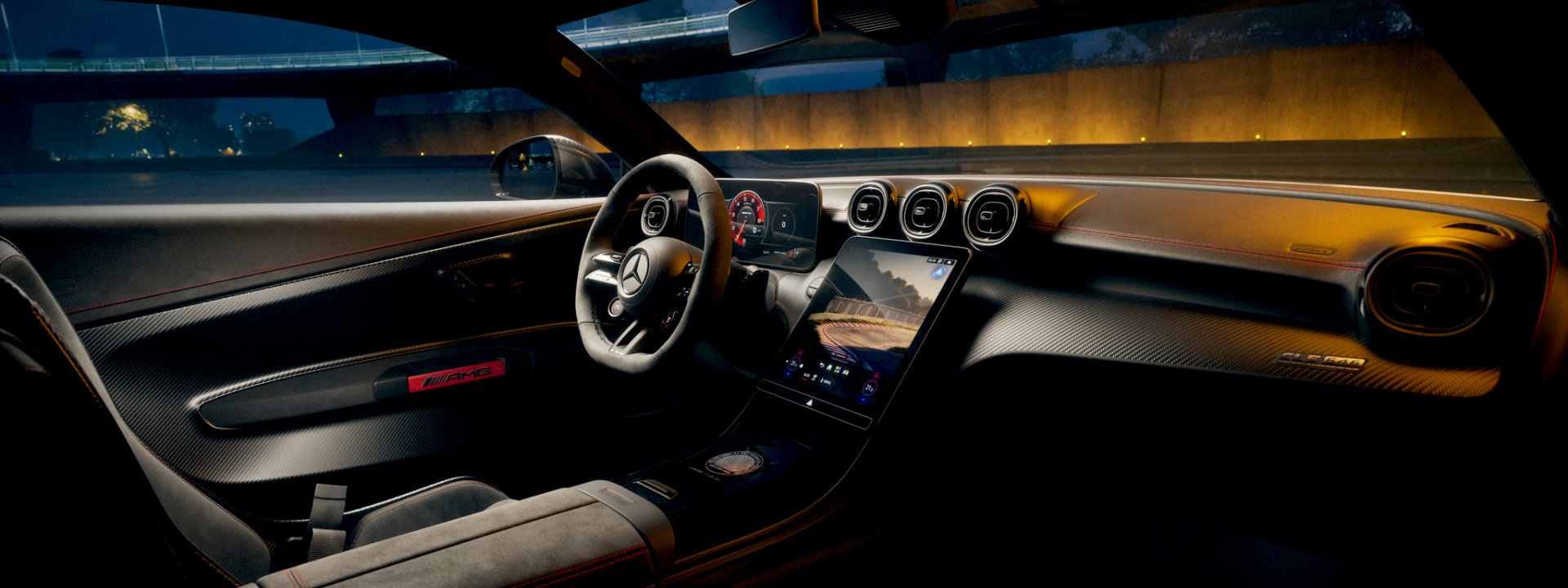 Vista geral do habitáculo, com o volante AMG Performance, a redução de comandos e a configuração de dois lugares