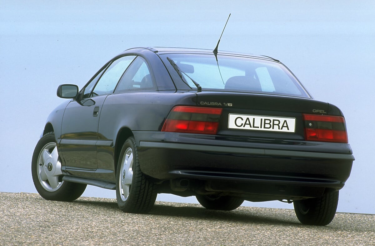 https://www.media.stellantis.com/it-it/opel/press/opel-calibra-v6-cose-da-grandi Opel Calibra V6 em vista traseira de três quartos.