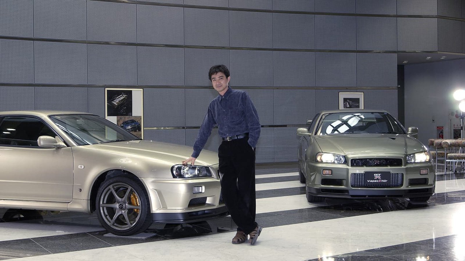 Dois Skyline GT-R R34 reunidos na retrospectiva oficial da linhagem. Crédito/fonte: Nissan Motor Corporation.