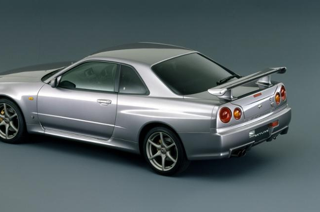 A assinatura dos quatro farolins traseiros no Skyline GT-R R34. Crédito/fonte: Nissan Motor Corporation.