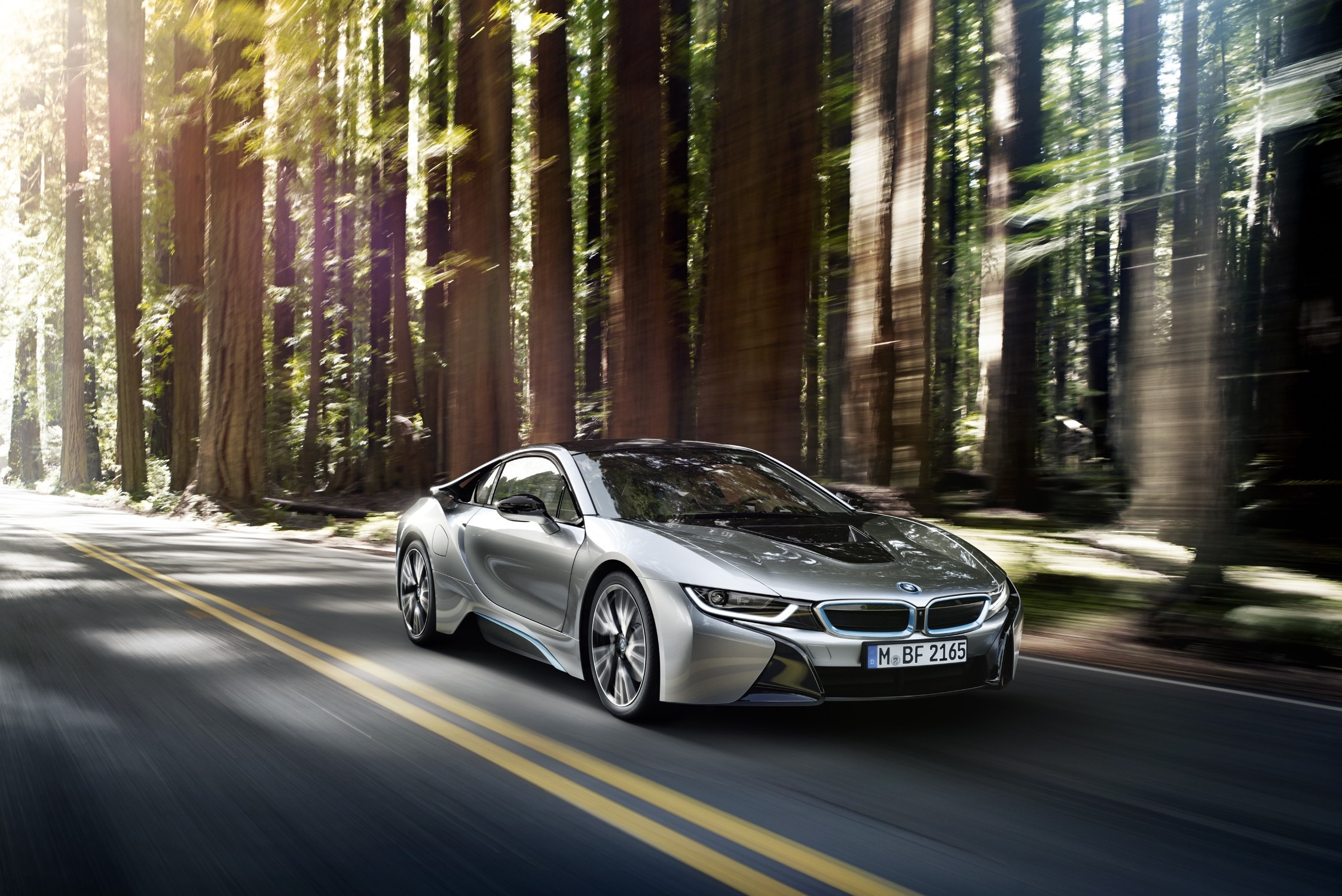 BMW i8 com as portas abertas e a soleira estrutural exposta (09/2013). Foto oficial BMW Group. ID P90132816.
