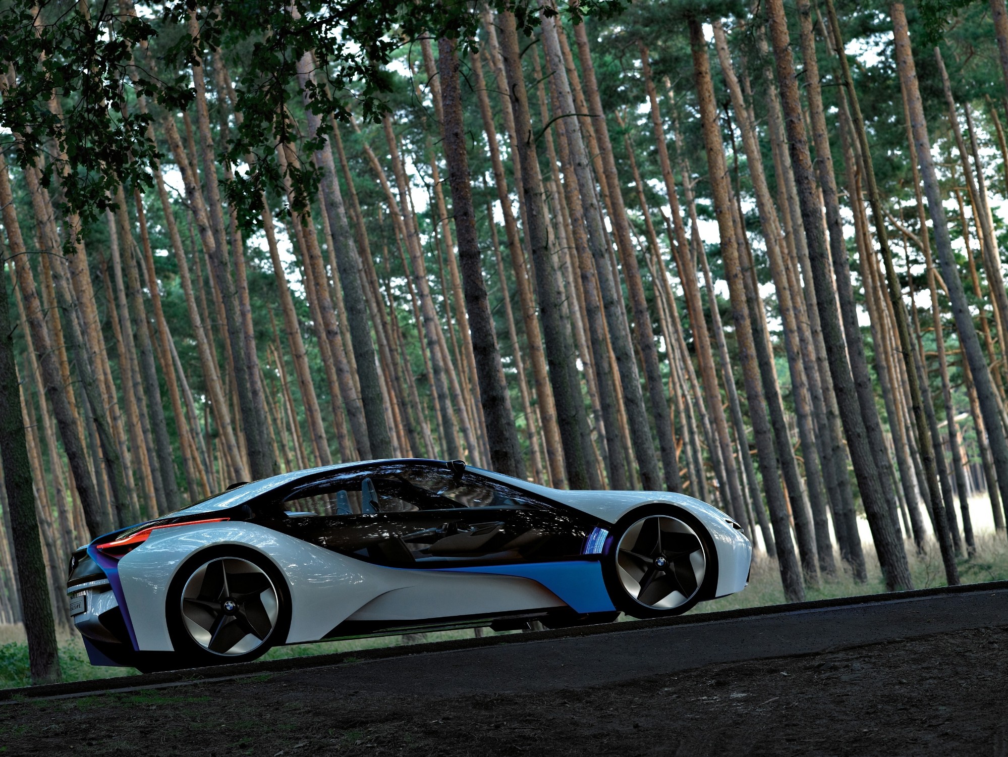 BMW i8 Coupé em movimento (09/2013). Foto oficial BMW Group. ID P90133047.