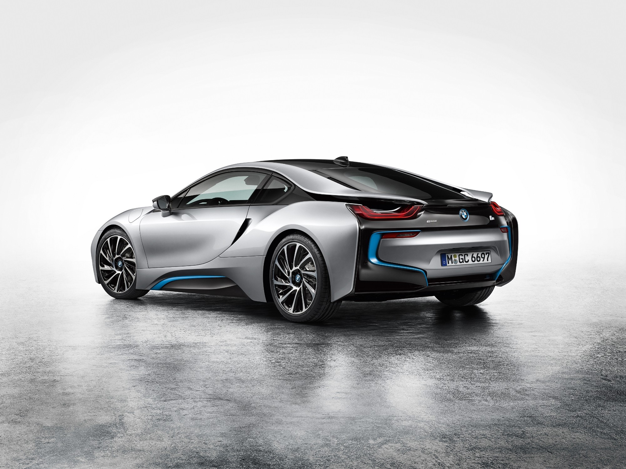 BMW i8 Roadster com a capota fechada (04/2018). Foto oficial BMW Group. ID P90301797.
