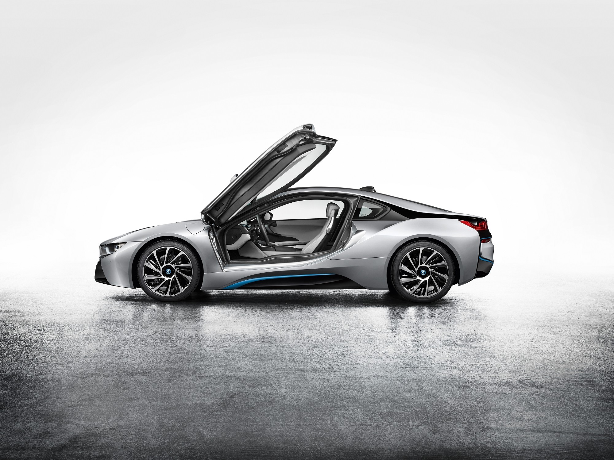 BMW i8 Roadster aberto (04/2018). Foto oficial BMW Group. ID P90301878.