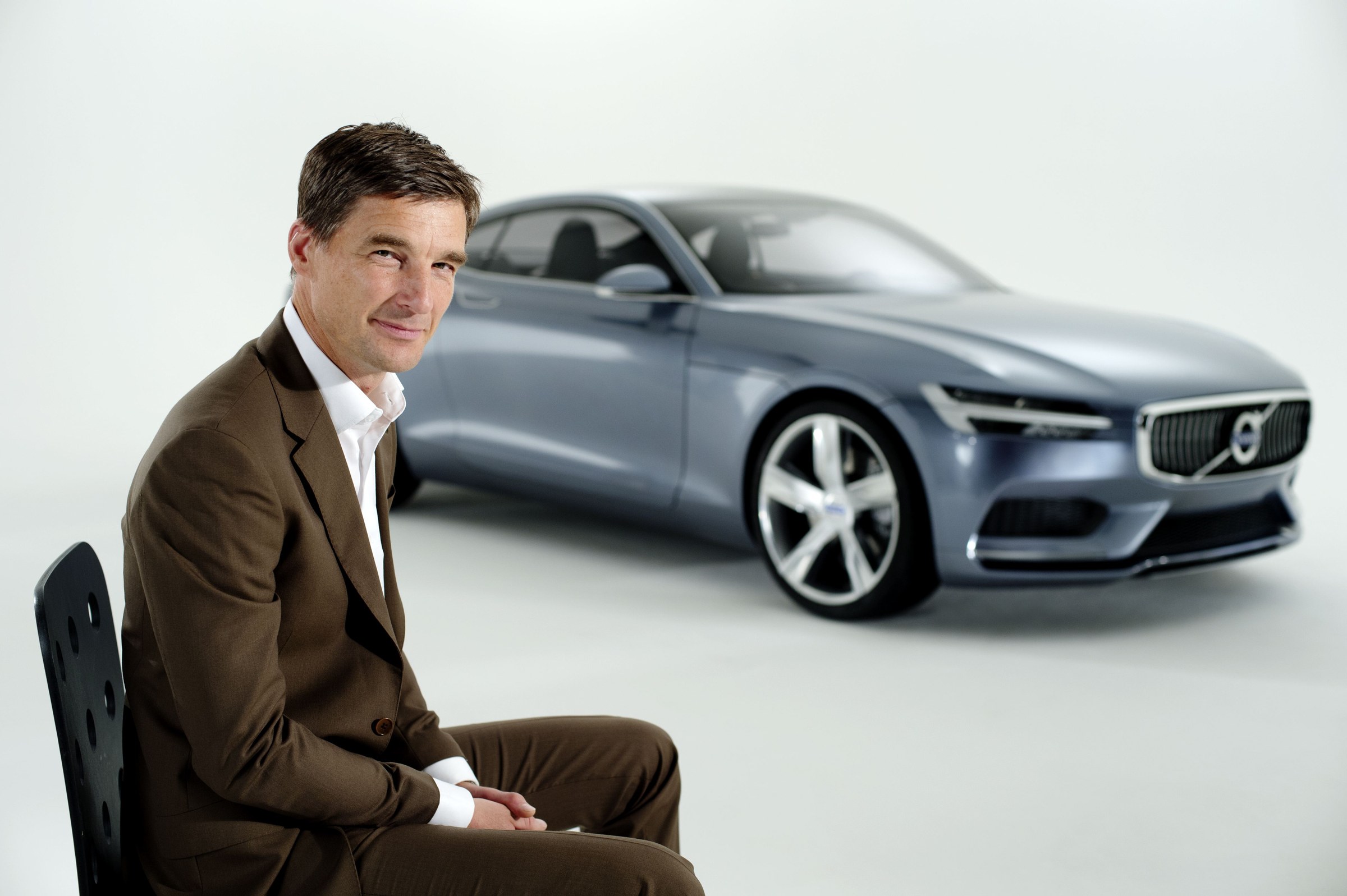 Thomas Ingenlath sentado junto do Volvo Concept Coupé, em estúdio.