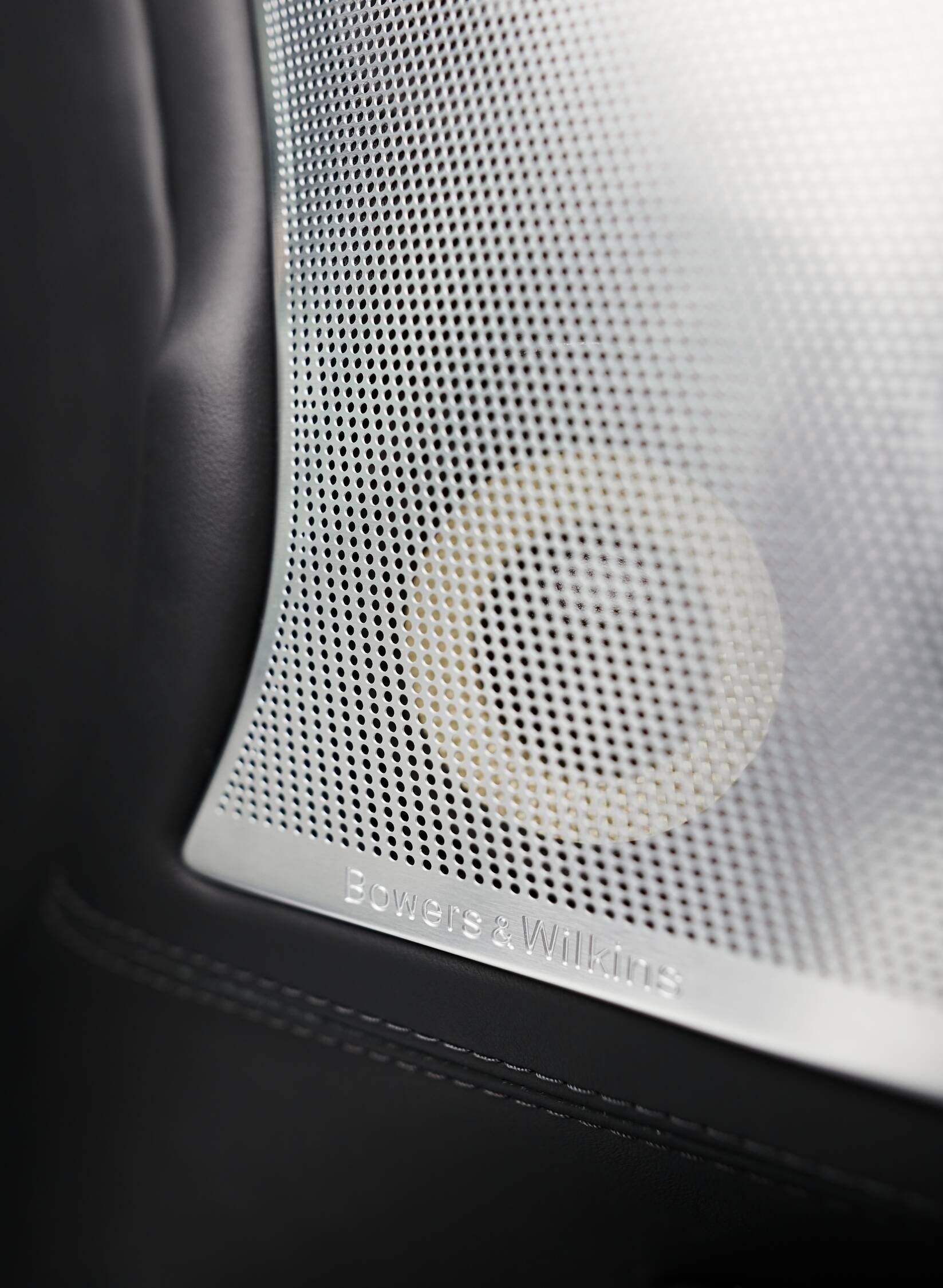 Pormenor da grelha de um altifalante Bowers & Wilkins no interior do Polestar 1.