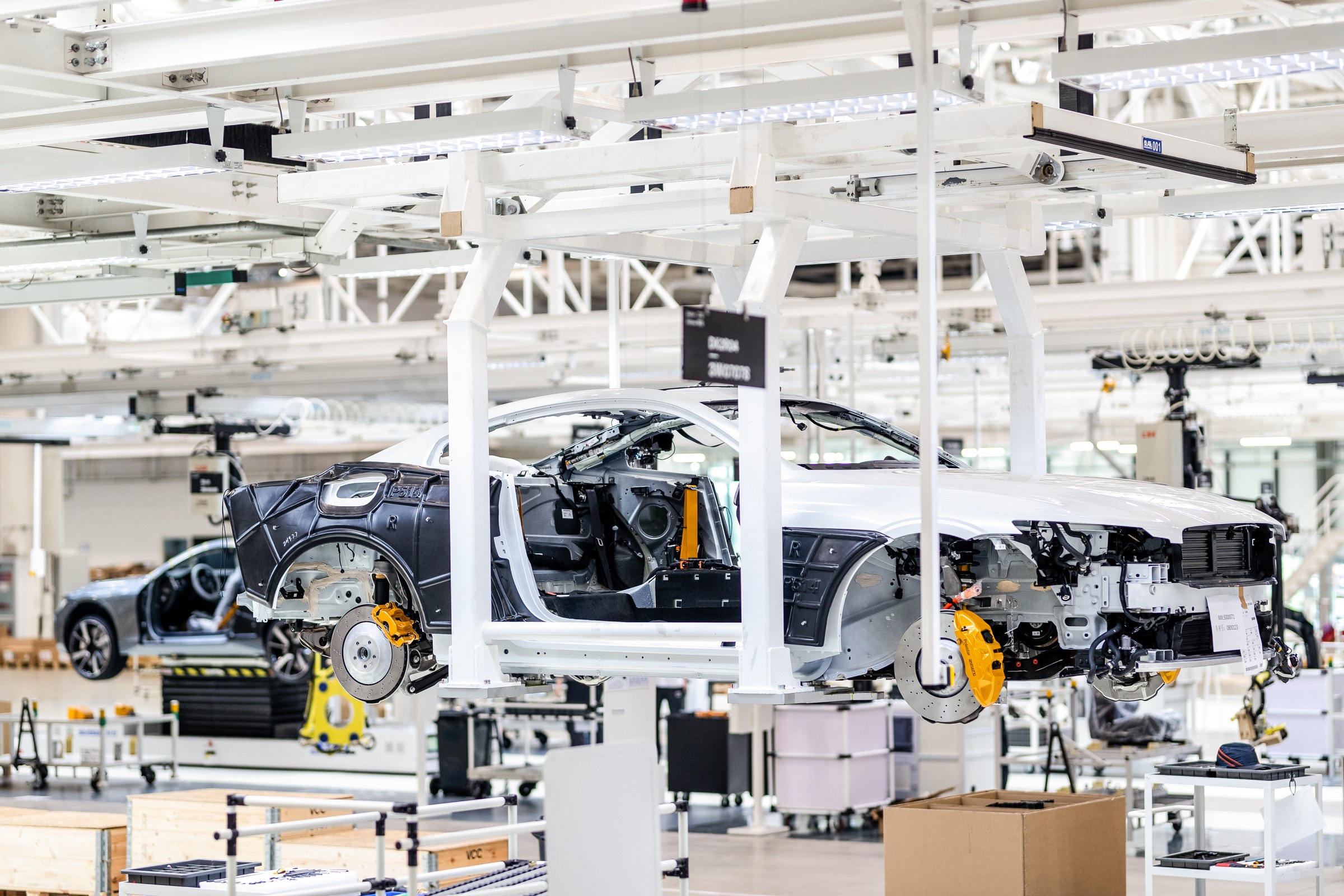 Polestar 1 em montagem, suspenso numa estação da linha de produção.