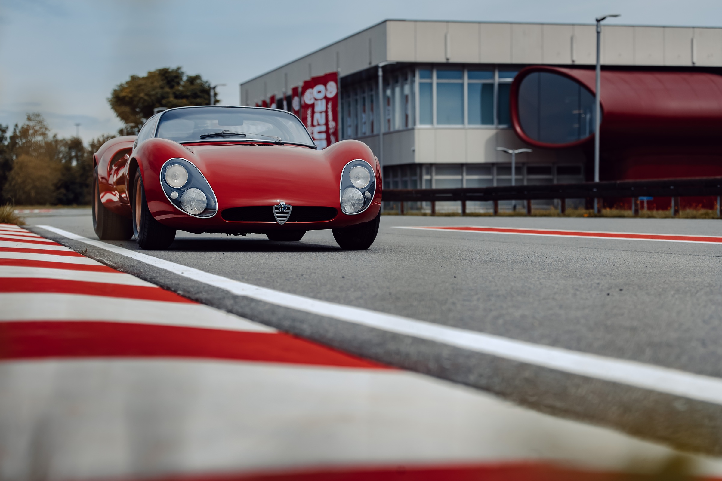 Alfa Romeo 33 Stradale original de 1967, fotografado em época posterior.