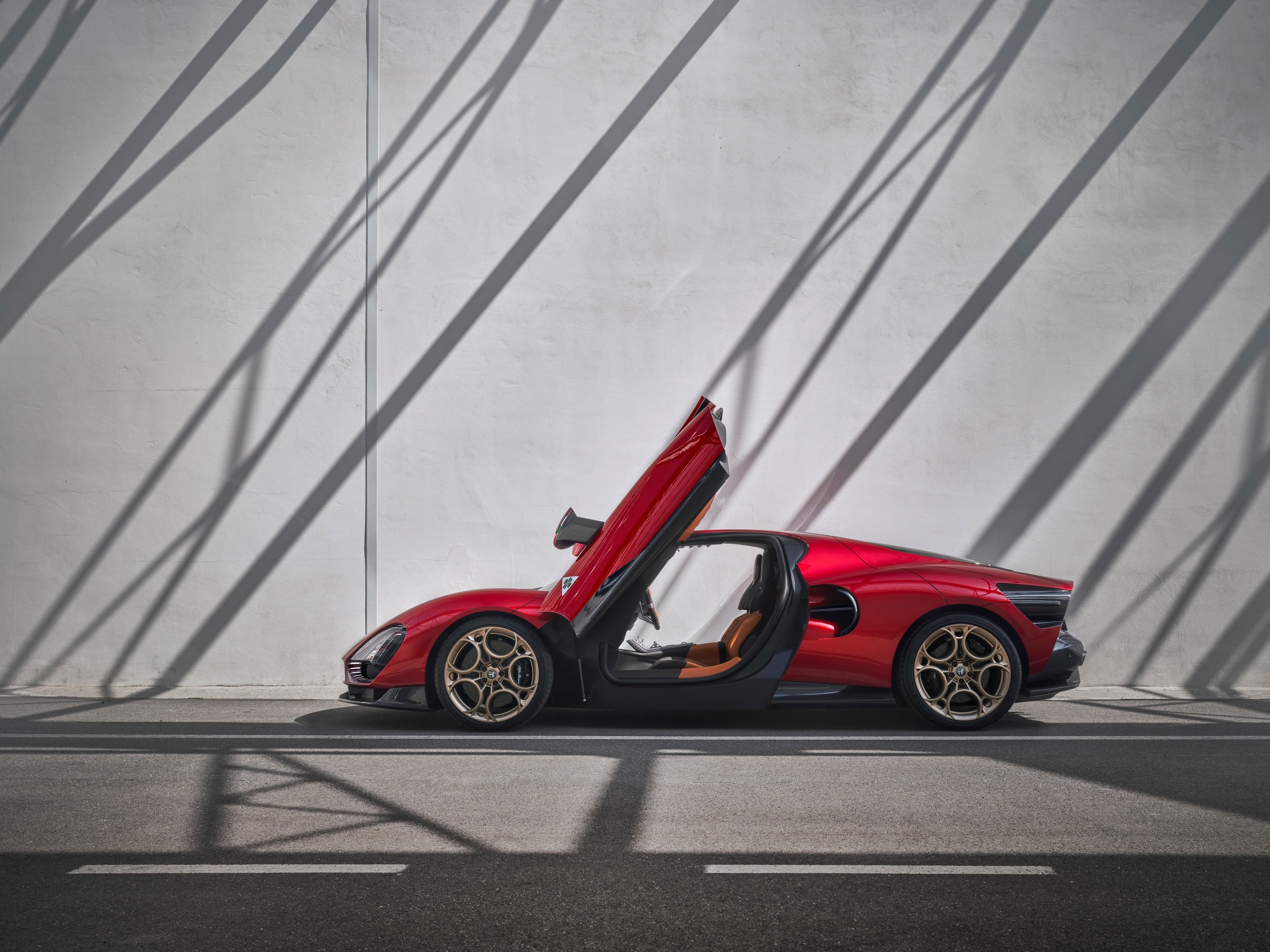 33 Stradale contemporâneo, de perfil e com portas abertas, na galeria de lançamento de 2023.