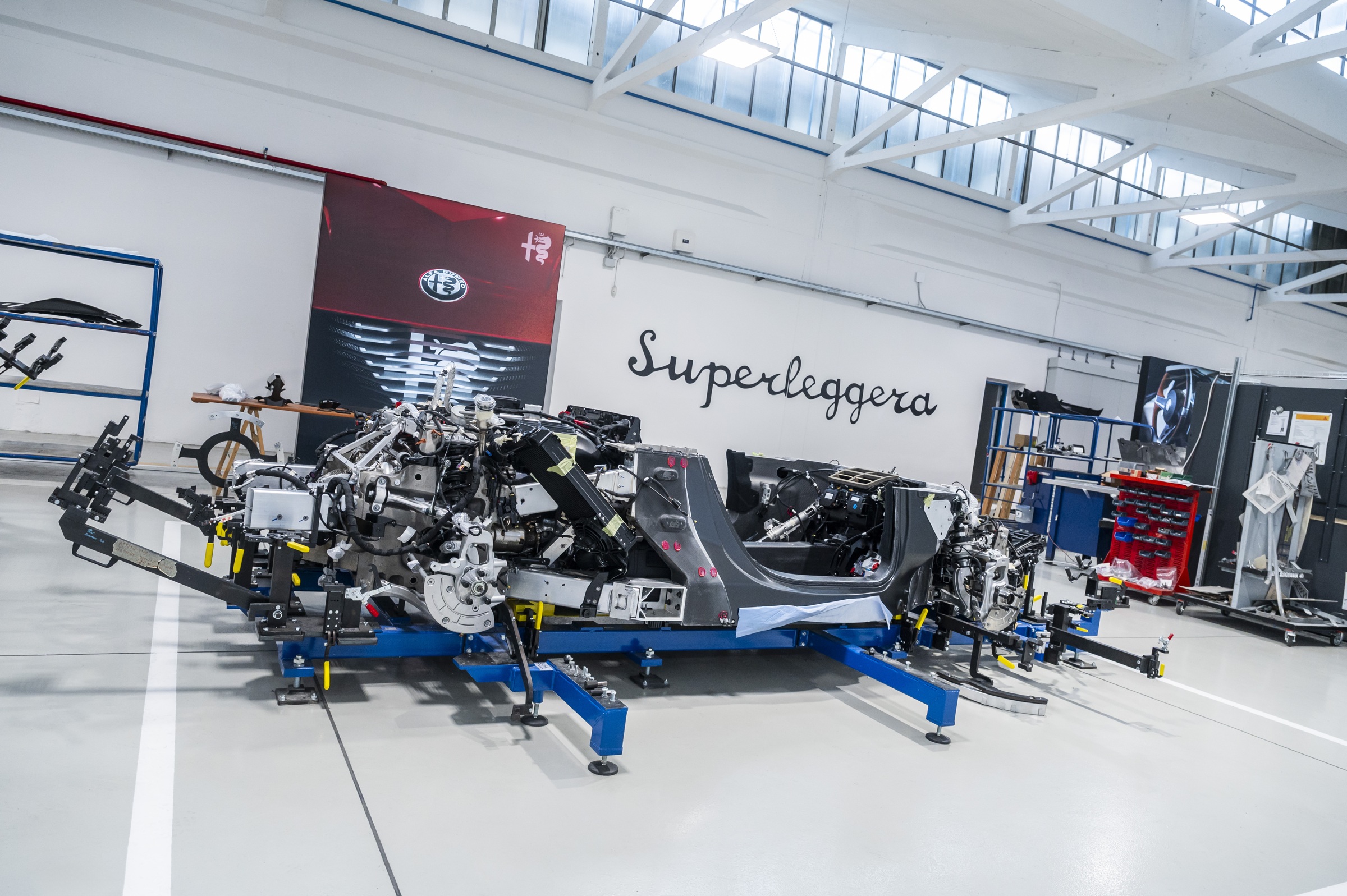 33 Stradale durante a montagem na Touring Superleggera: célula central e conjuntos estruturais expostos.