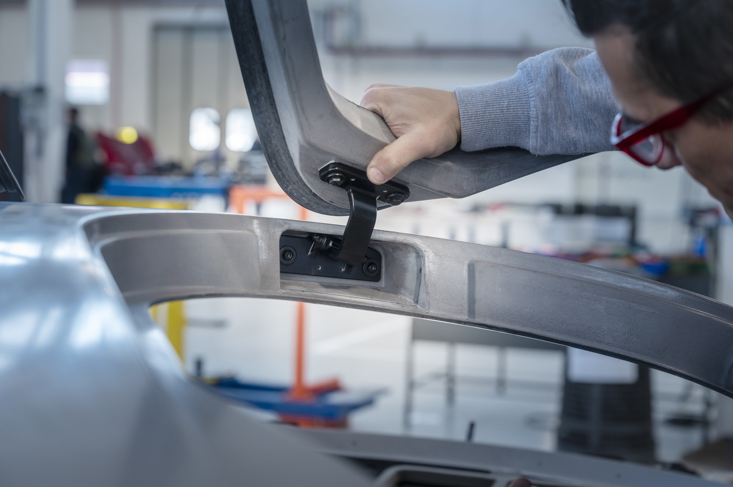 Trabalho manual sobre um painel da carroçaria do 33 Stradale, na Touring Superleggera.