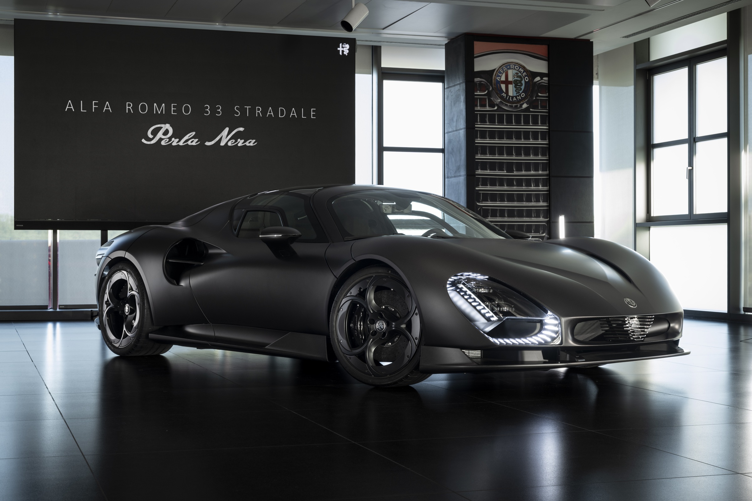 33 Stradale Perla Nera, apresentado em Arese em setembro de 2026, em três quartos dianteiros.