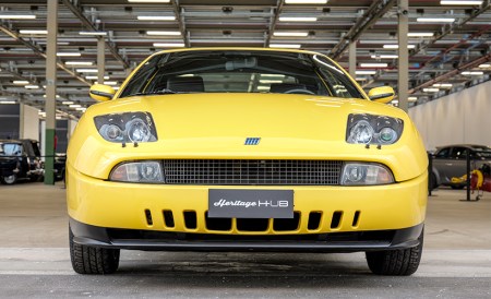 FIAT Coupé amarelo, vista frontal — fotografia oficial Stellantis Heritage