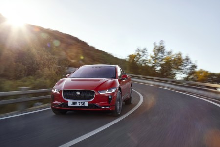 I-PACE de produção em movimento, no conjunto oficial de lançamento de março de 2018.
