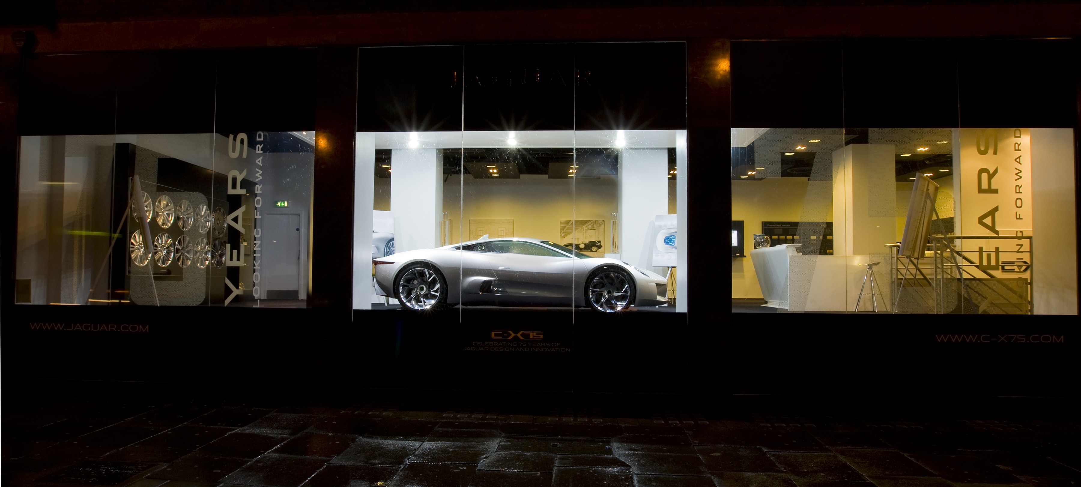 C-X75 Concept exposto na Jaguar Boutique do Berkeley Hotel, em Londres, em dezembro de 2010. A ligação ao I-PACE é de influência formal; esta imagem não representa um antepassado técnico direto.