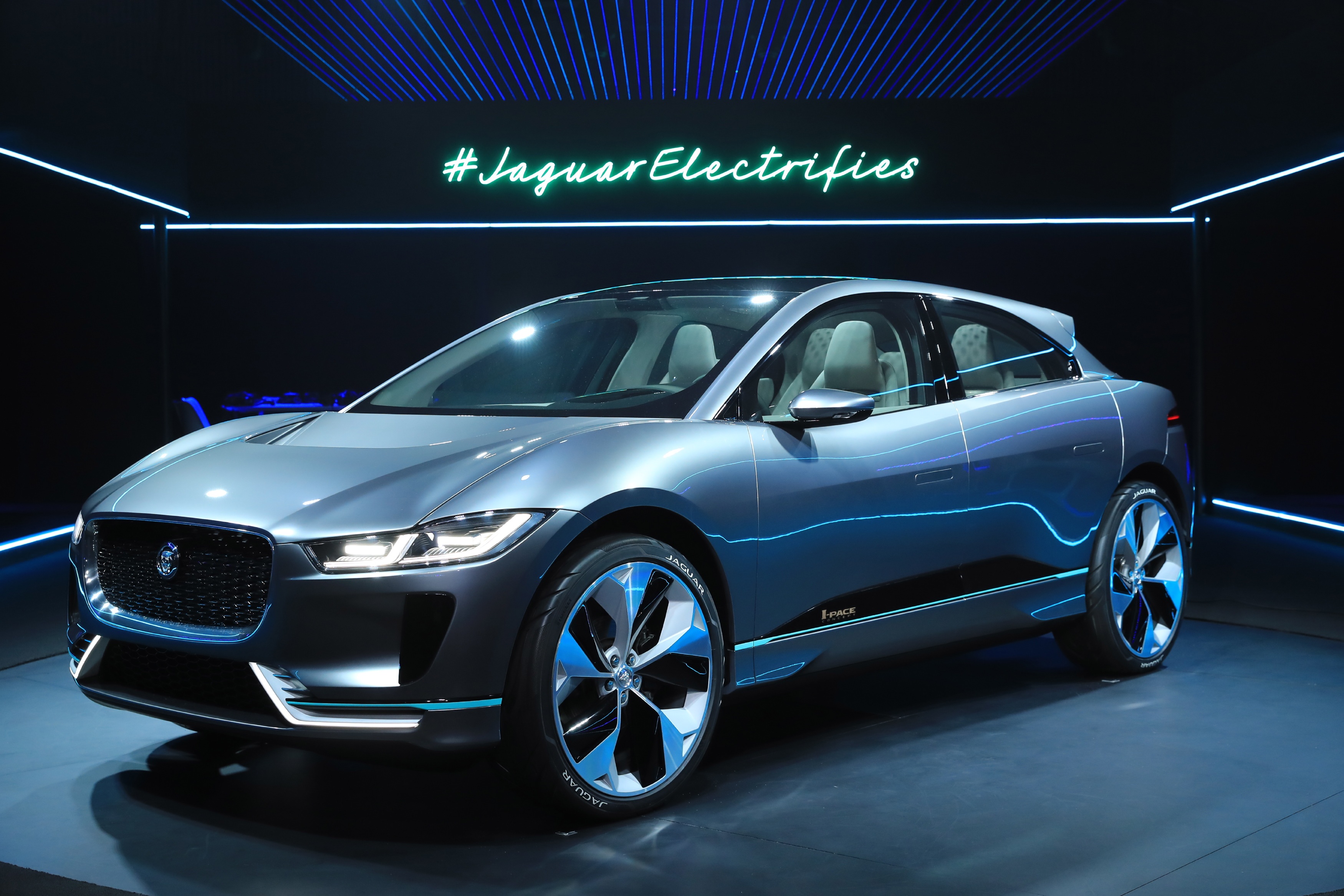 I-PACE Concept no evento de apresentação de novembro de 2016. O automóvel fotografado é o Concept, não o modelo de produção.