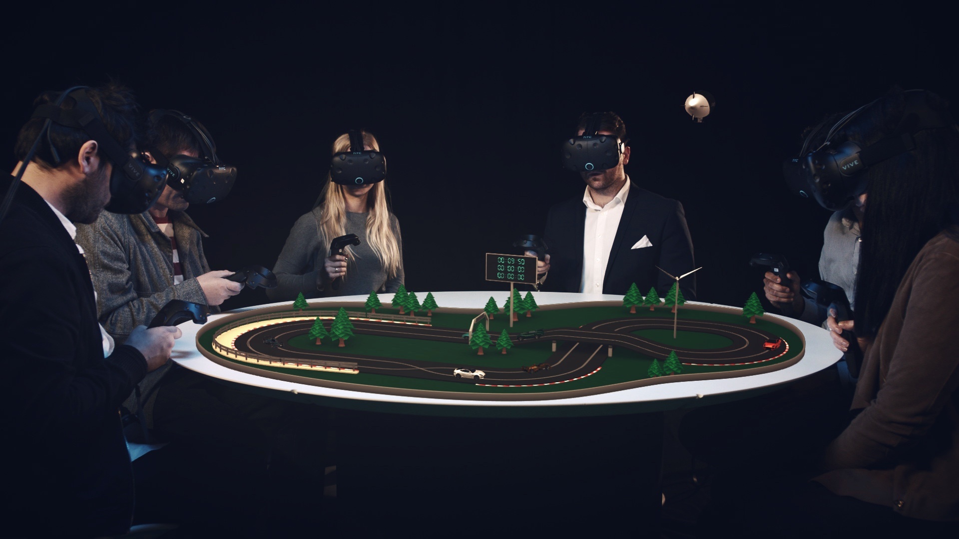 Participantes com dispositivos de realidade virtual na apresentação do I-PACE Concept, em novembro de 2016.