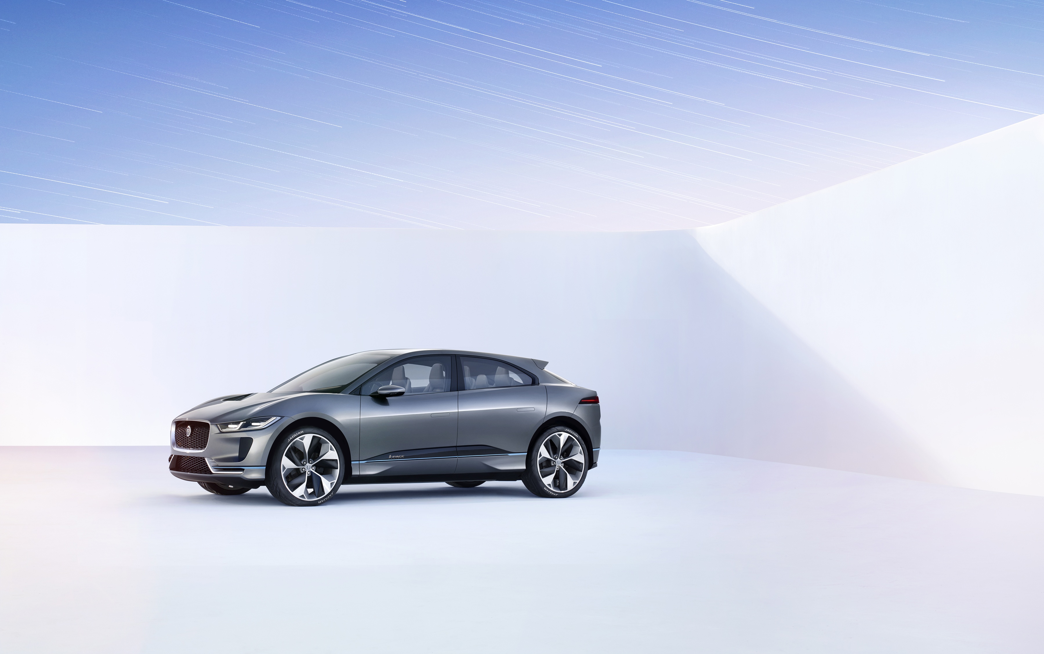 Perfil do I-PACE Concept de 2016: habitáculo avançado e proporções definidas pela proposta elétrica.