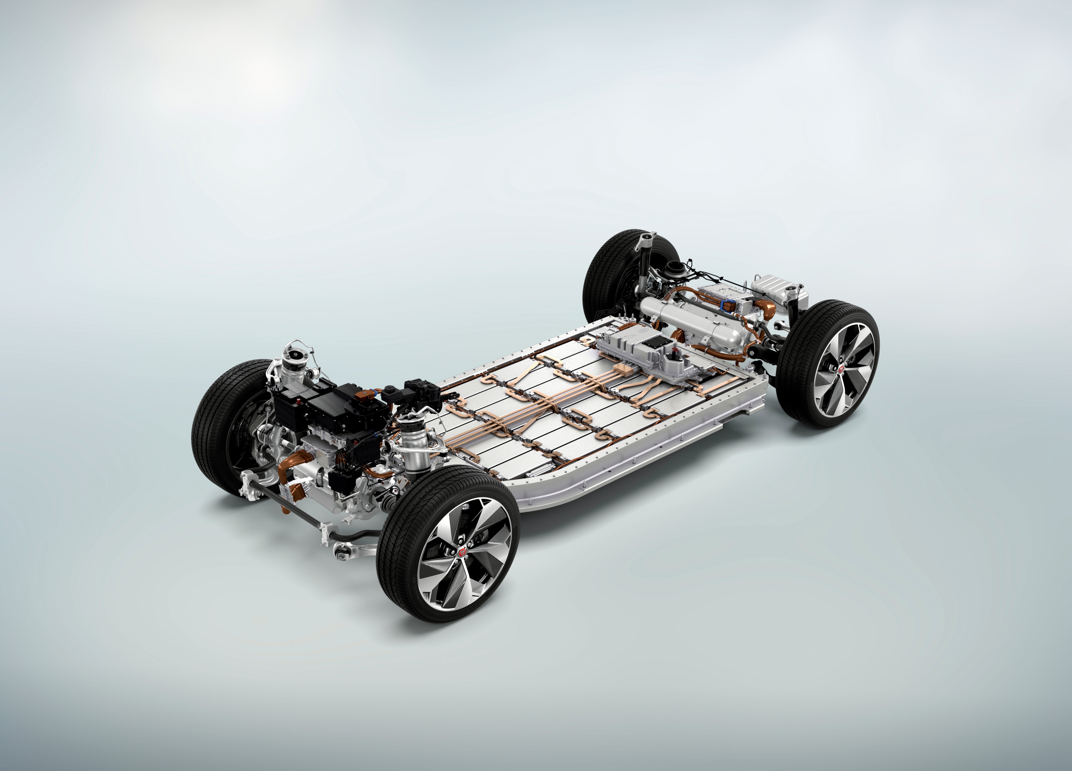 Conjunto de chassis e propulsão sem a carroçaria, numa visualização oficial de 2018: a posição da bateria entre os eixos torna-se diretamente legível.