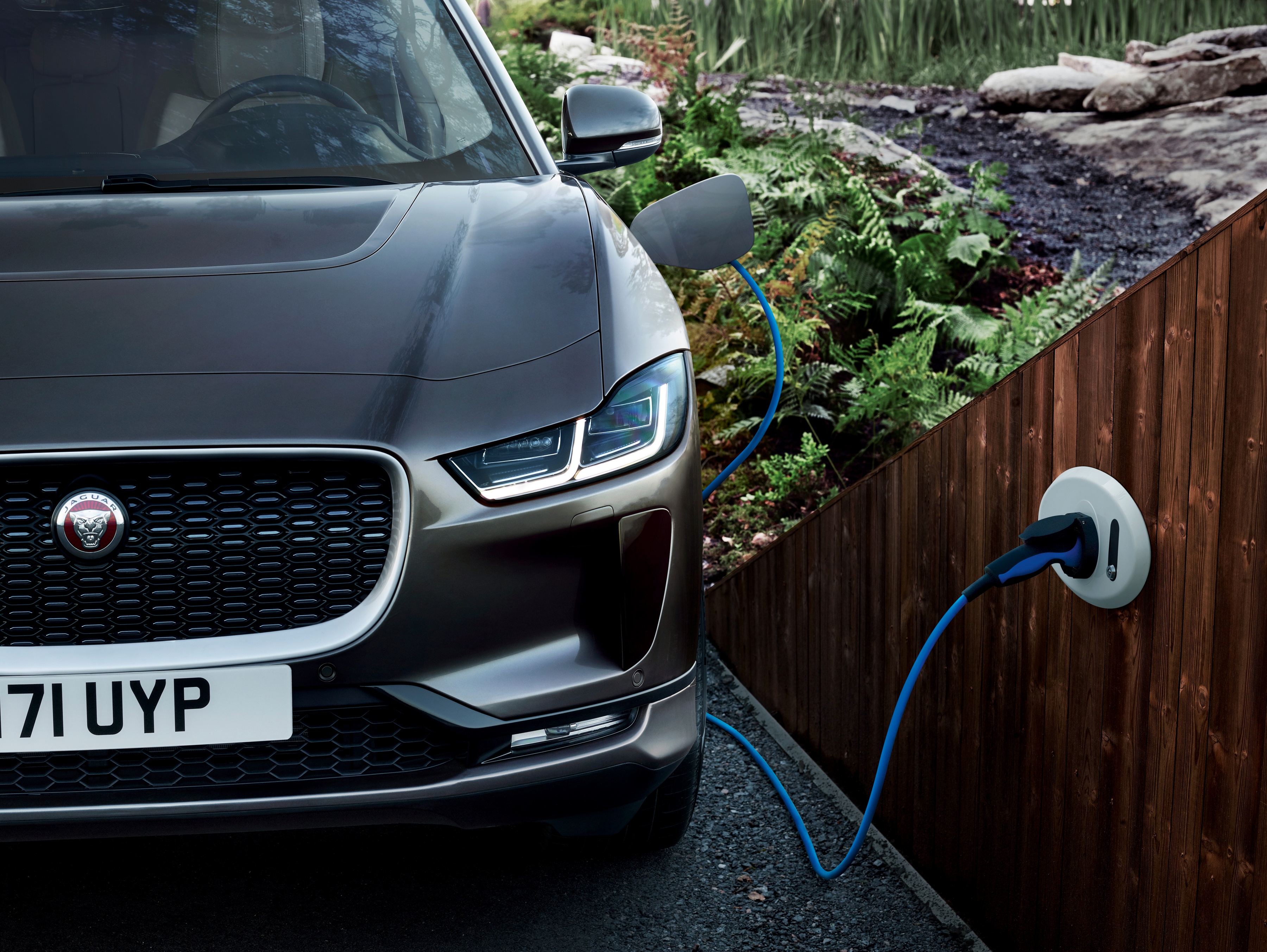 I-PACE de produção ligado a um ponto de carregamento doméstico, no conjunto oficial de 2018.
