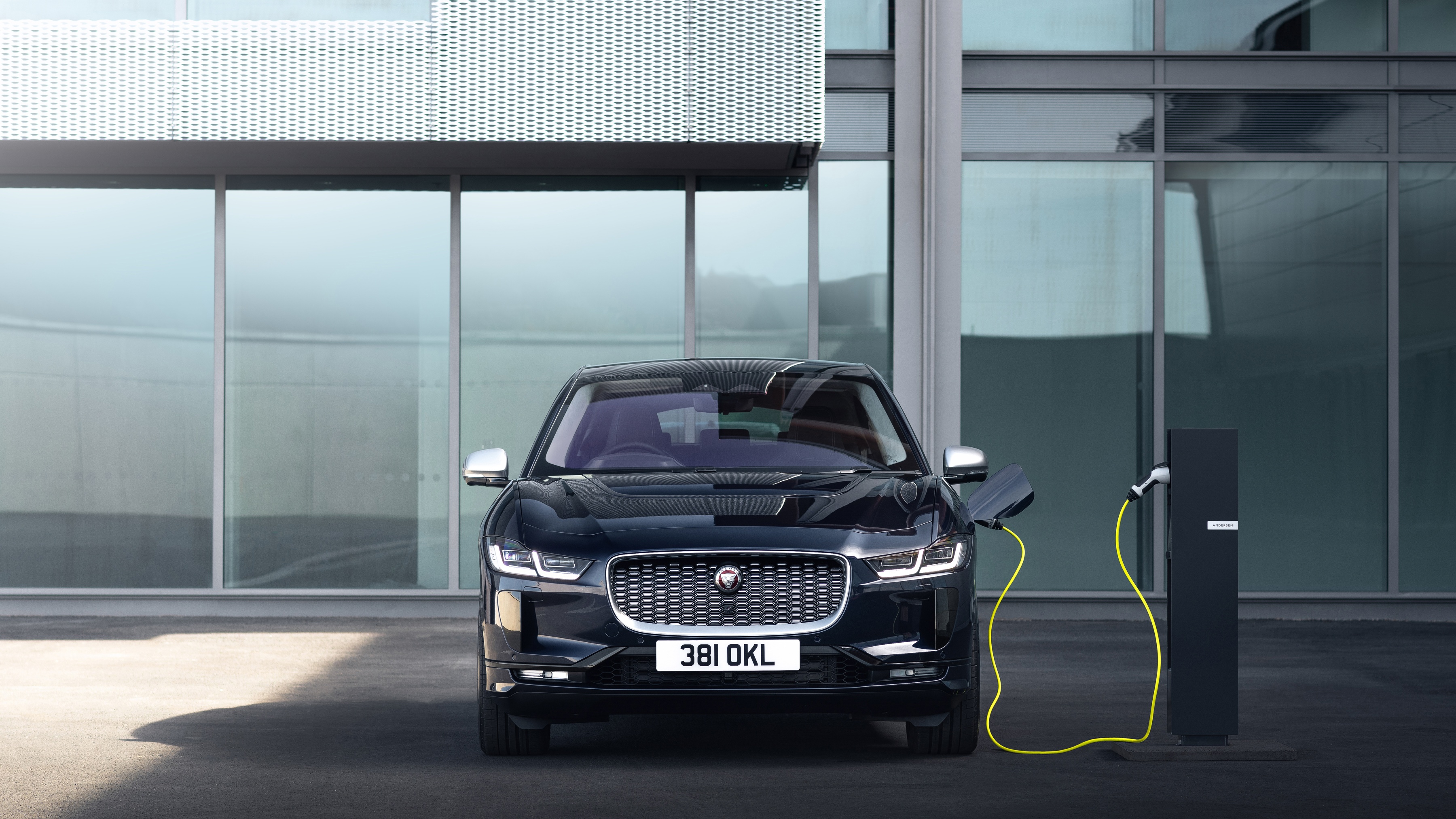 I-PACE em carregamento na documentação da atualização anunciada em junho de 2020 para MY21, posterior ao lançamento.