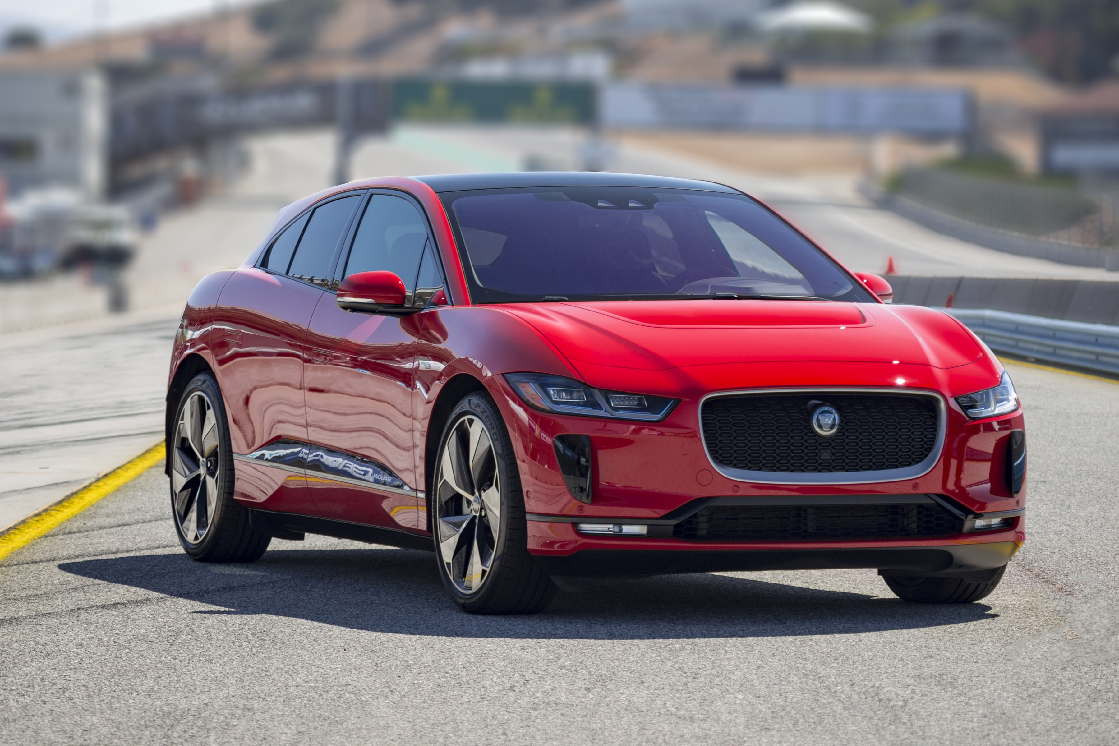 I-PACE de estrada em Laguna Seca no conjunto oficial de agosto de 2018. É o contexto da volta divulgada pela Jaguar, distinto do automóvel eTROPHY.