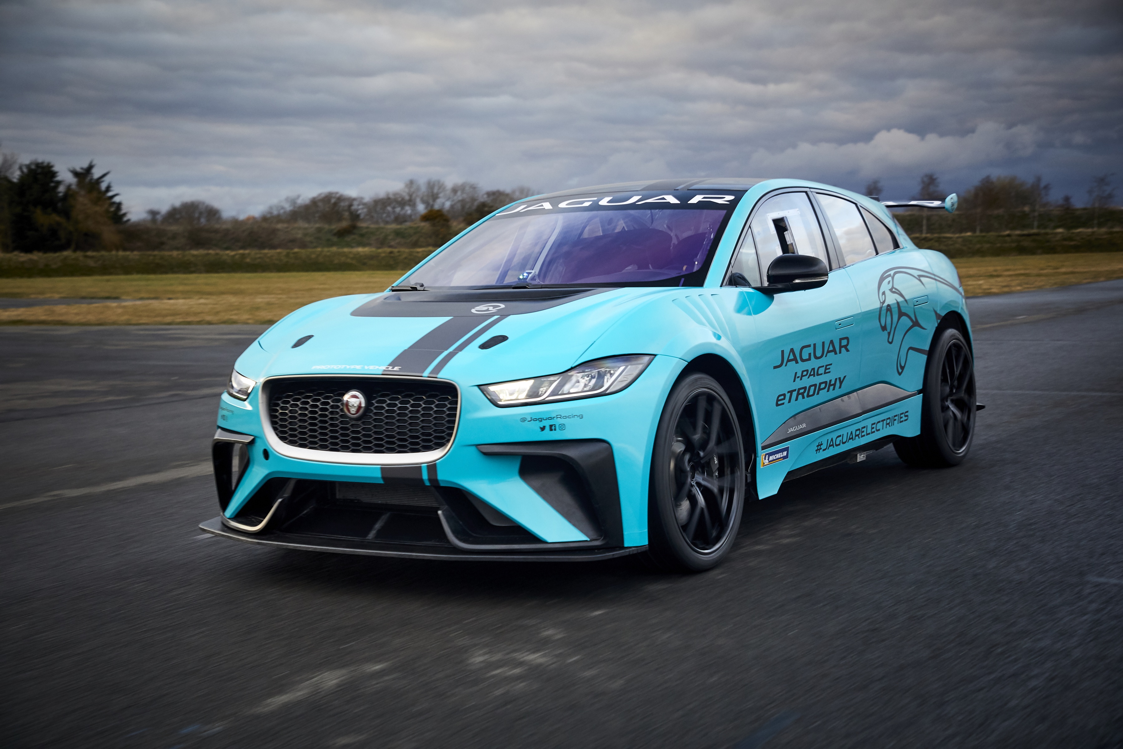 I-PACE eTROPHY no conjunto oficial divulgado em agosto de 2018. A preparação de competição distingue-o do I-PACE de estrada utilizado em Laguna Seca.