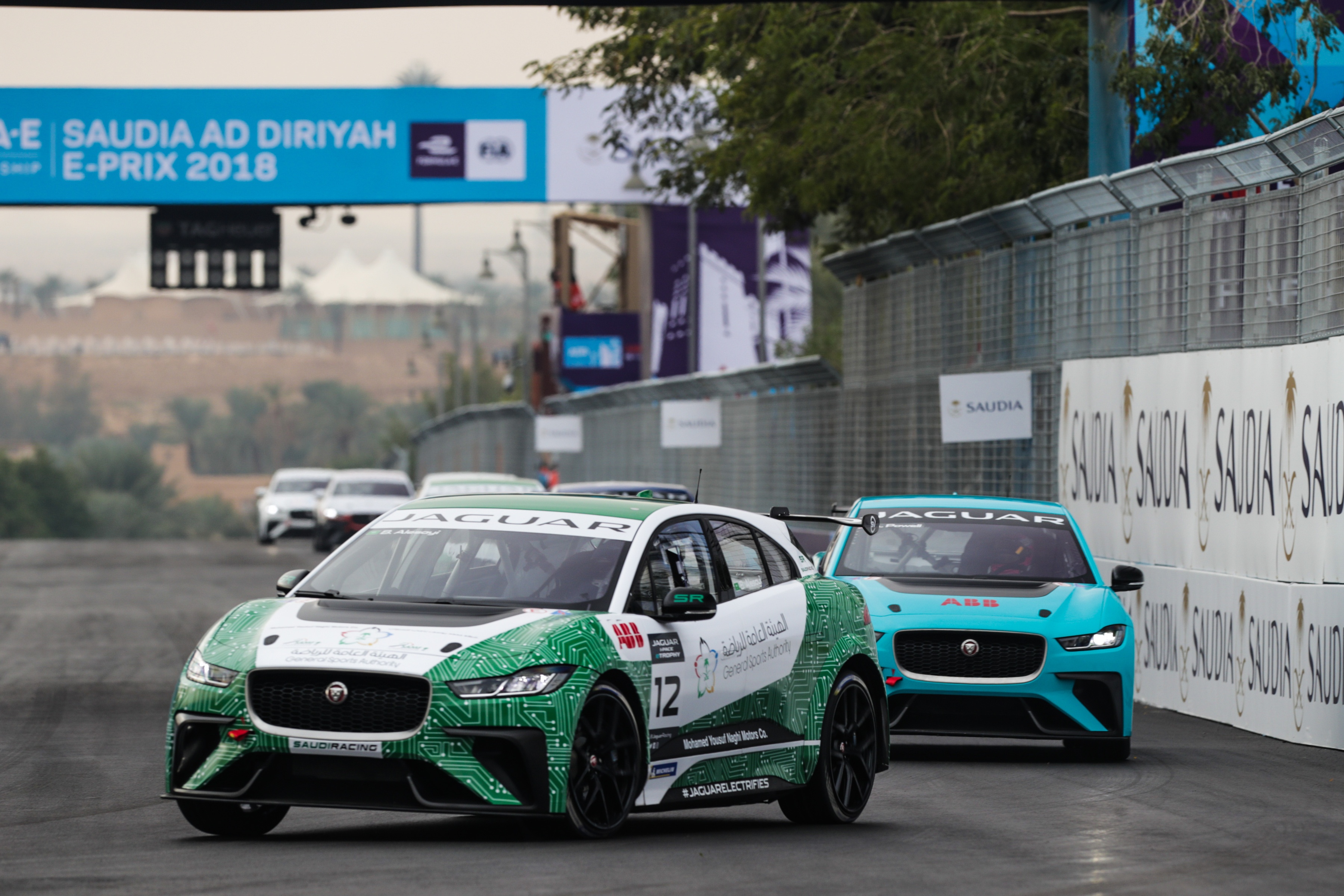 Automóveis I-PACE eTROPHY na corrida inaugural de Ad Diriyah, em dezembro de 2018, na documentação oficial Jaguar Racing.