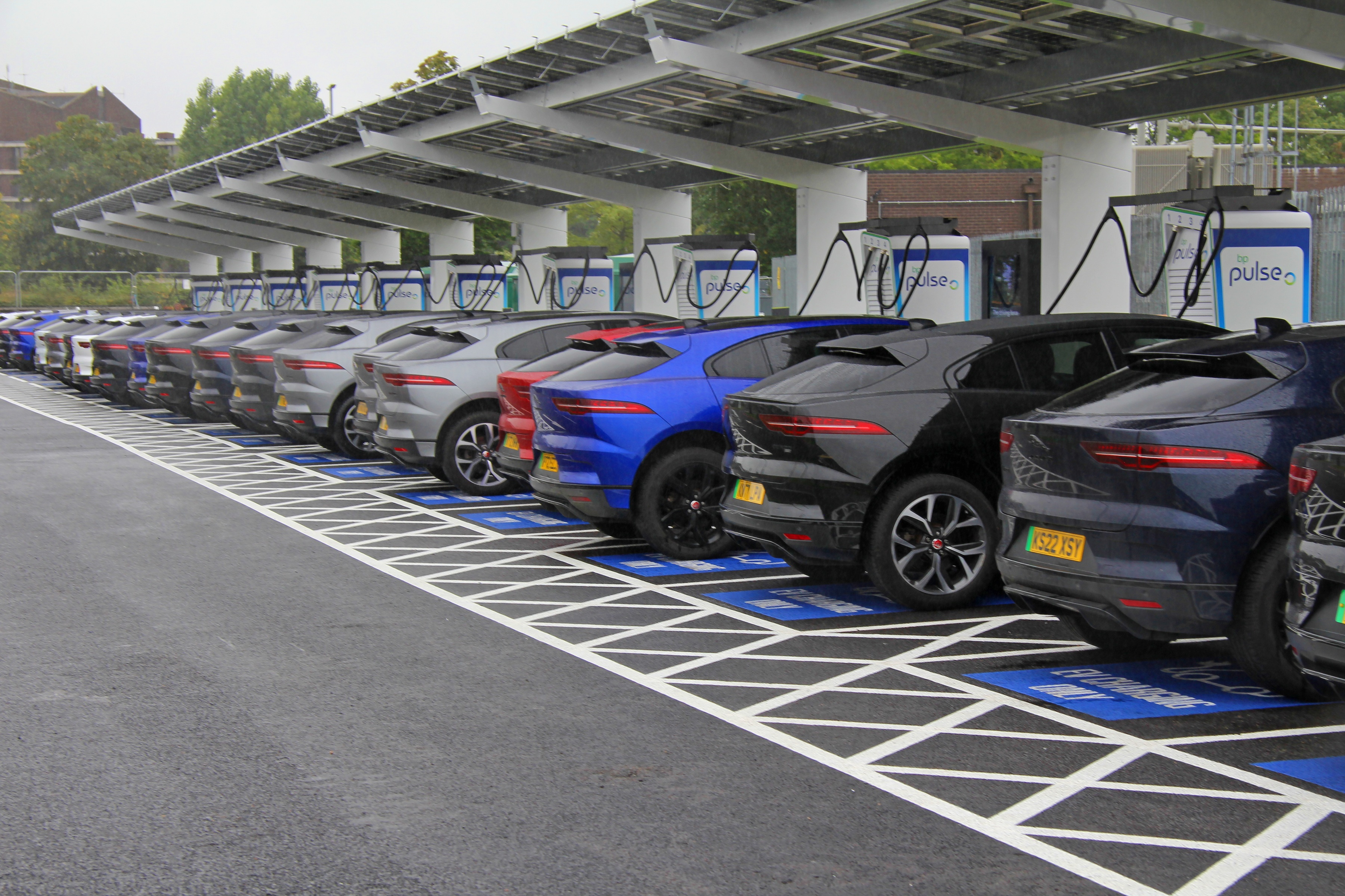 I-PACE em pontos de carregamento do NEC Birmingham, na documentação oficial publicada em setembro de 2023. A imagem acompanha o teste da infraestrutura referido no texto.