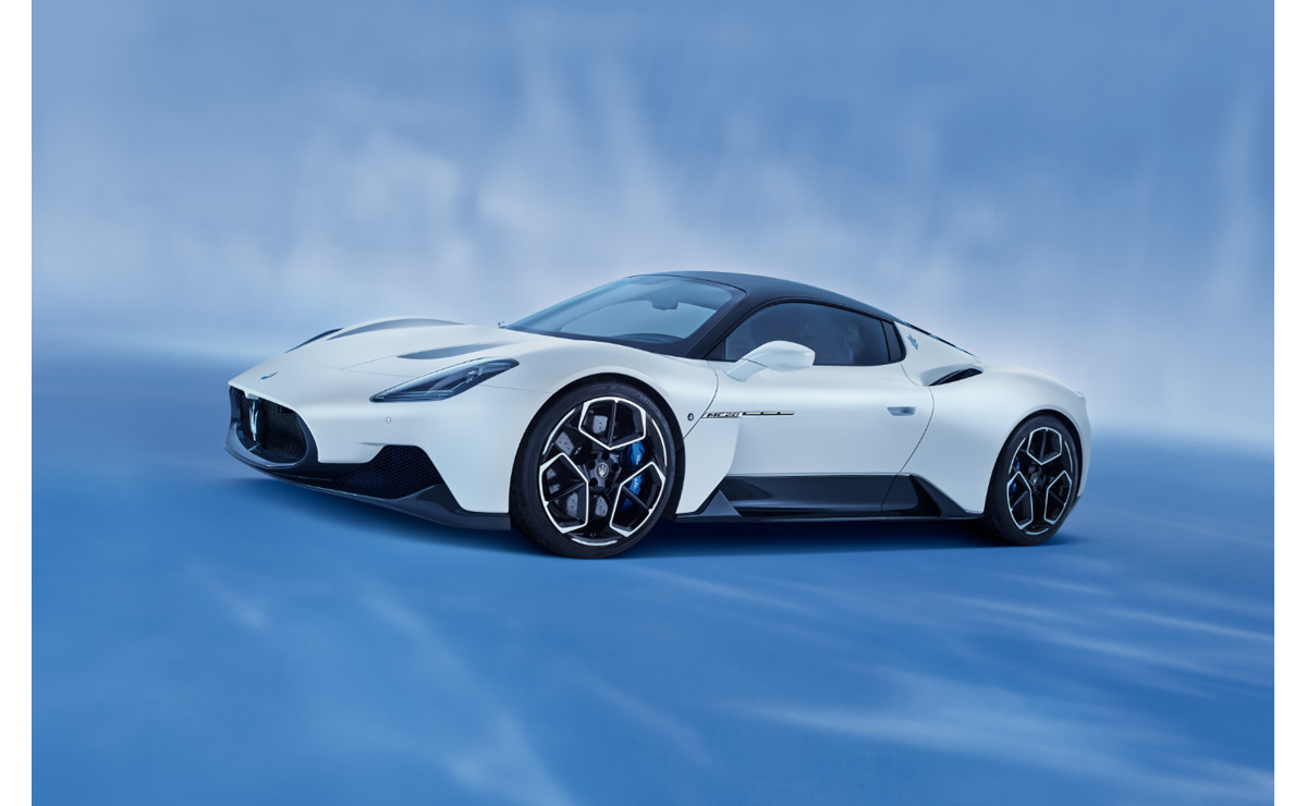 Maserati MC20 branco em vista de três quartos dianteiros.