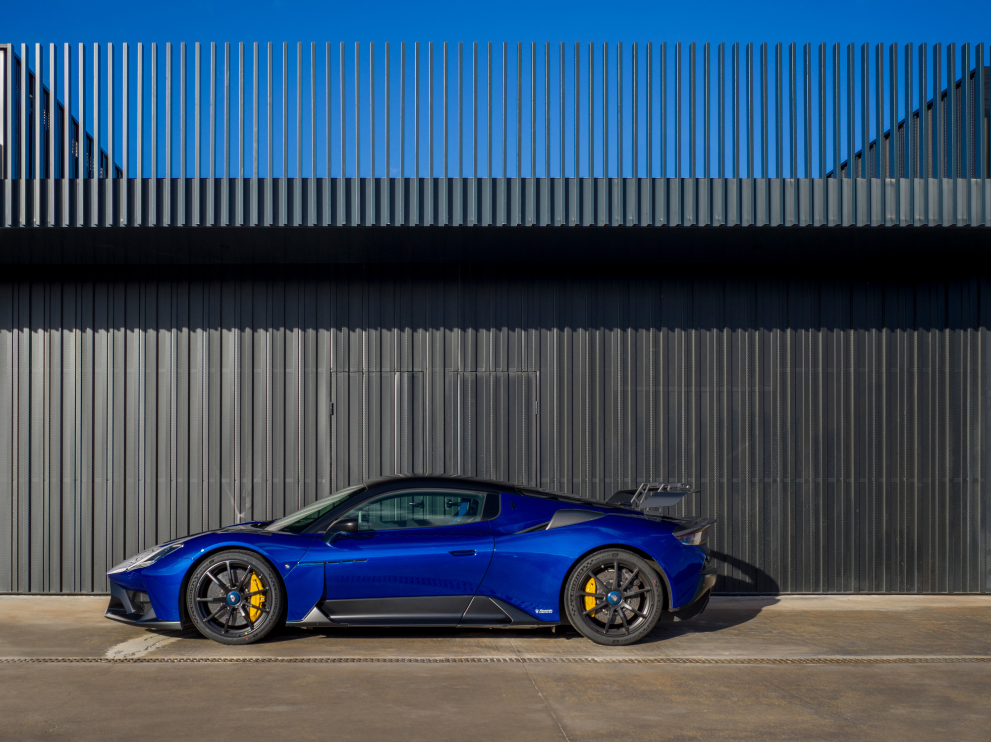 O perfil do GT2 Stradale conserva a arquitetura de motor central e assume os elementos aerodinâmicos.