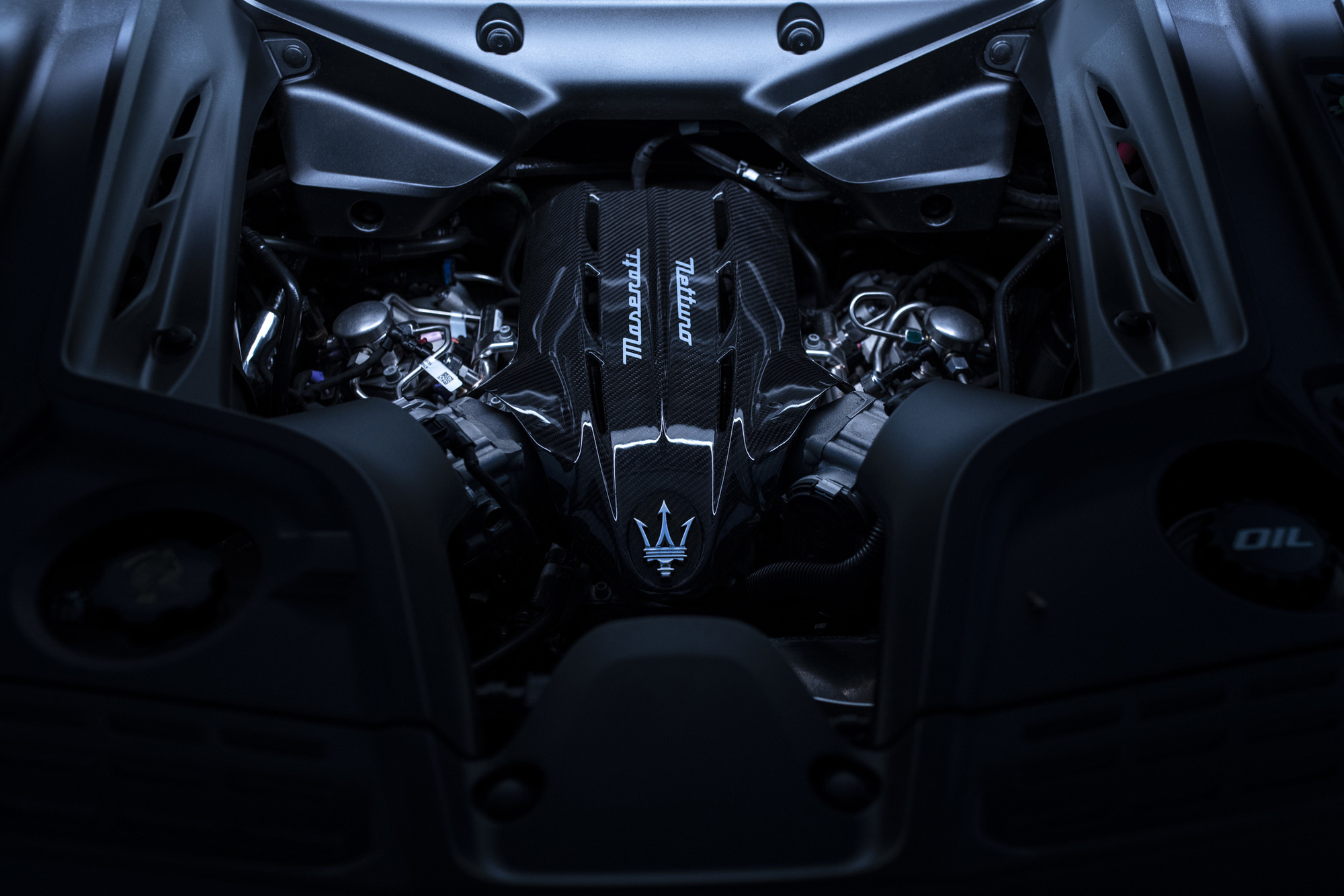 Compartimento do motor Nettuno no Maserati GT2 Stradale, com cobertura central em fibra de carbono.