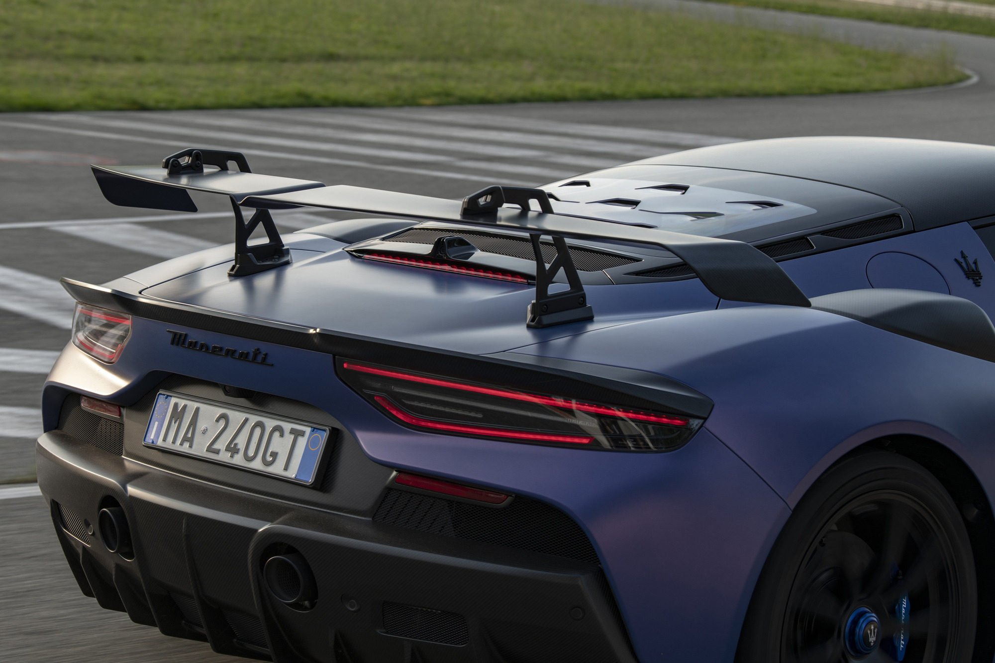 Asa traseira e suportes na configuração fotografada pela Maserati.