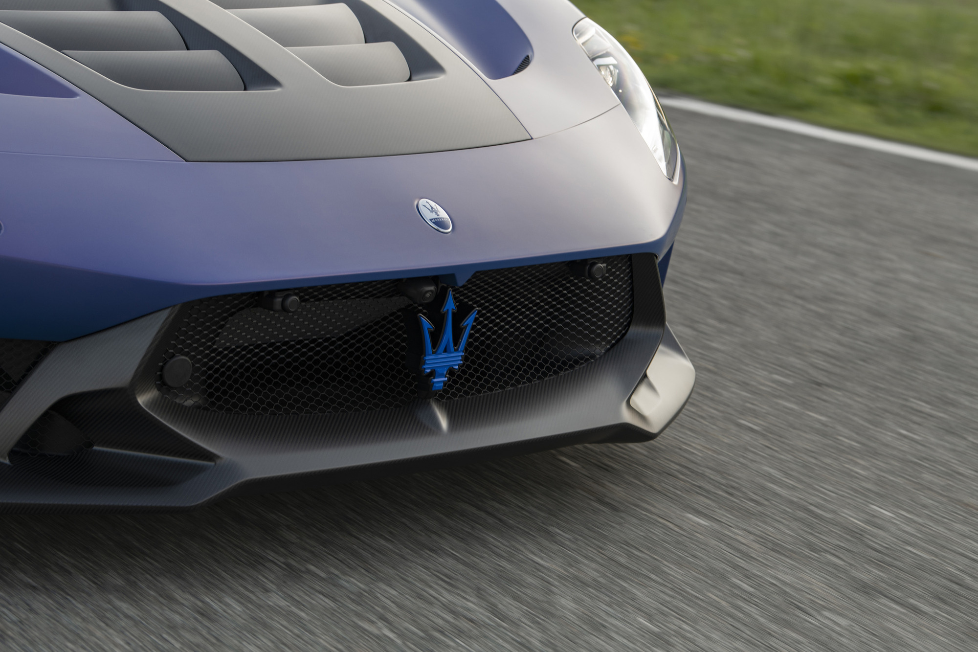 Dianteira do GT2 Stradale, com splitter e entradas de ar.