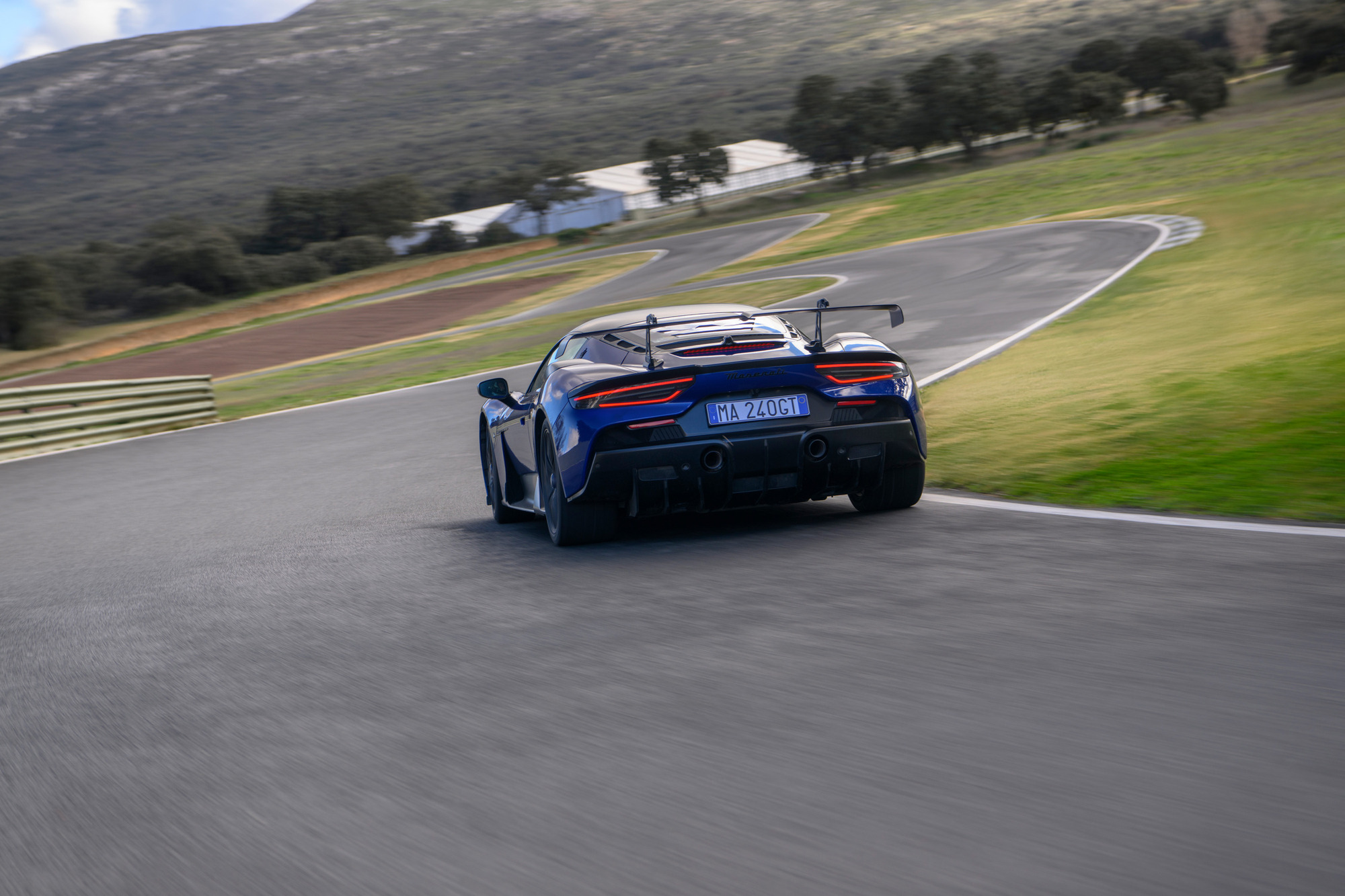 GT2 Stradale em circuito, em fotografia oficial da Maserati.