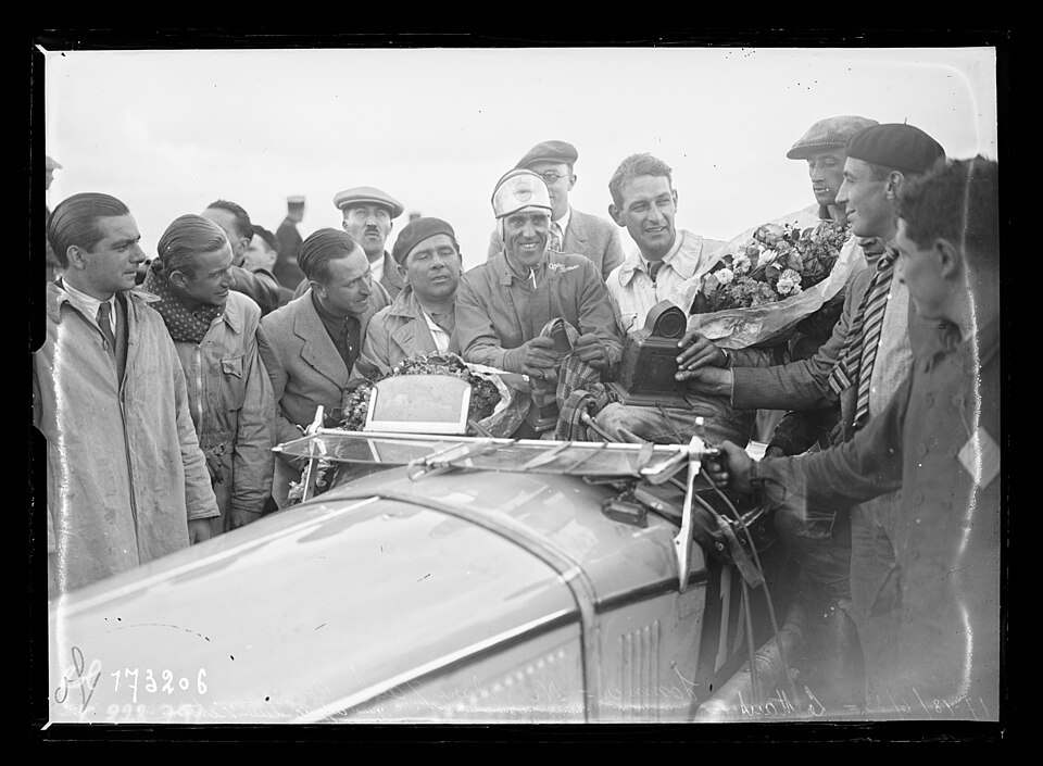 Raymond Sommer e Tazio Nuvolari no Alfa Romeo após a vitória em Le Mans, 1933.