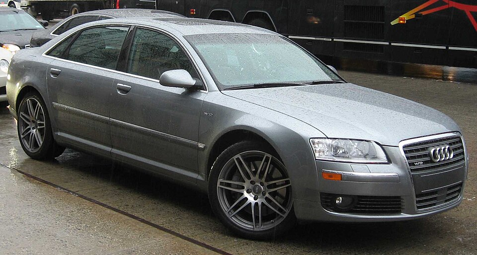 Audi A8 W12 da geração D3, fotografado em Nova Iorque em 2008.