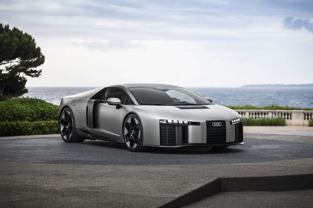 Audi Nuvolari 2026 em vista de três quartos dianteira, junto à costa.